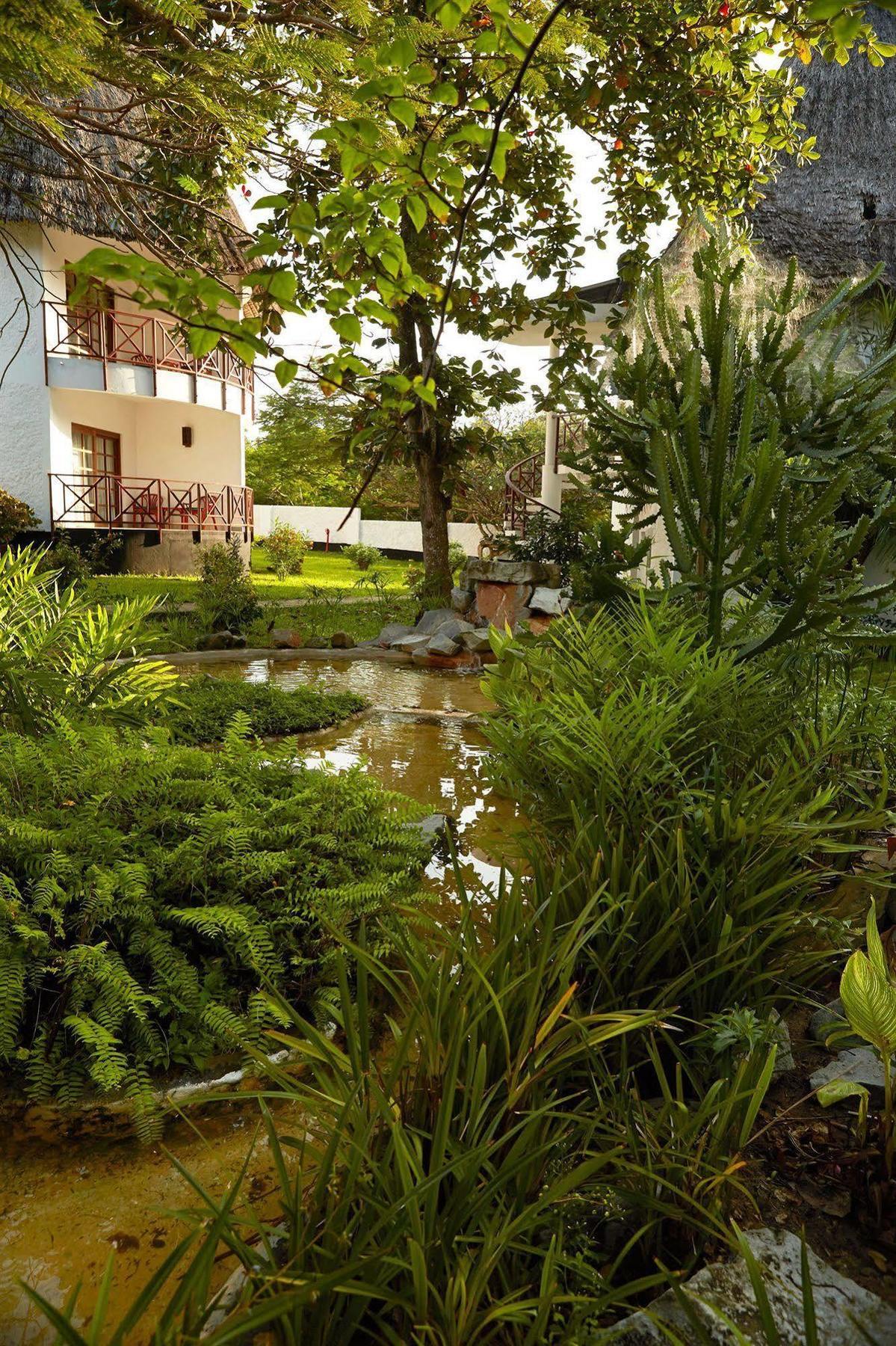 Neptune Village Beach Resort & Spa Galu Exterior photo