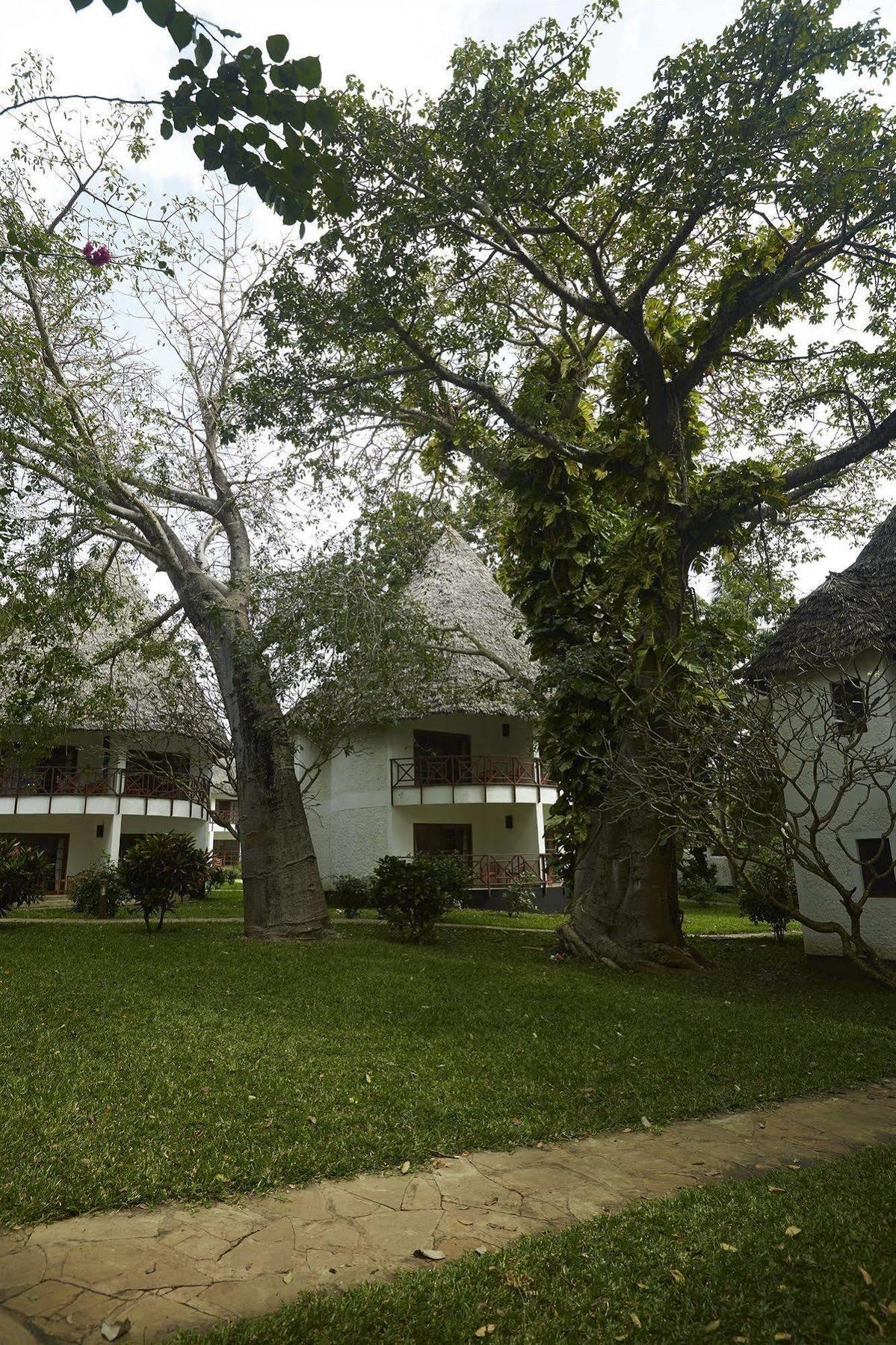 Neptune Village Beach Resort & Spa Galu Exterior photo